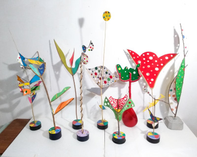 Sculture realizzate innestando elementi in carta sulle architetture naturali dei rami.